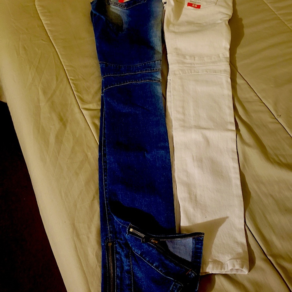 ❌SOLD❌ BNWT
White & Blue pair of Unisex Balmain jeans👖…